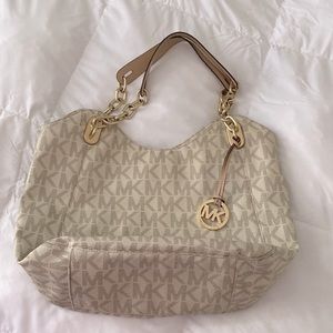 Micheal Kors Lilly vanilla purse. Used. In good condition. Didn’t come with slip